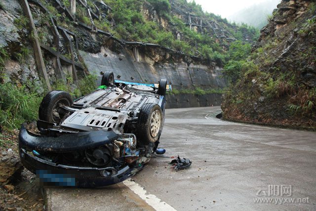 云利路龙角至蔈草段轿车发生侧翻事故幸无人员伤亡