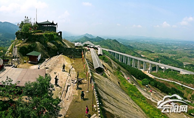 川渝鄂媒体走进梁平体验滑石古寨奇景