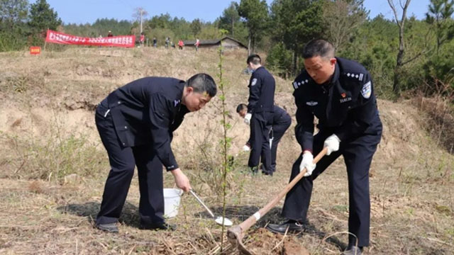 云阳公安组织开展义务植树活动